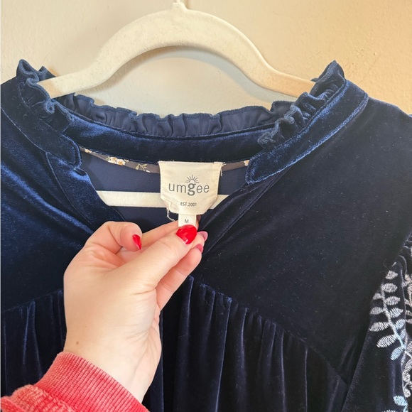 Umgee • Embroidered Crushed Velvet Navy Blue Puff Sleeve Sz Medium Preppy Casual - Picture 5 of 7